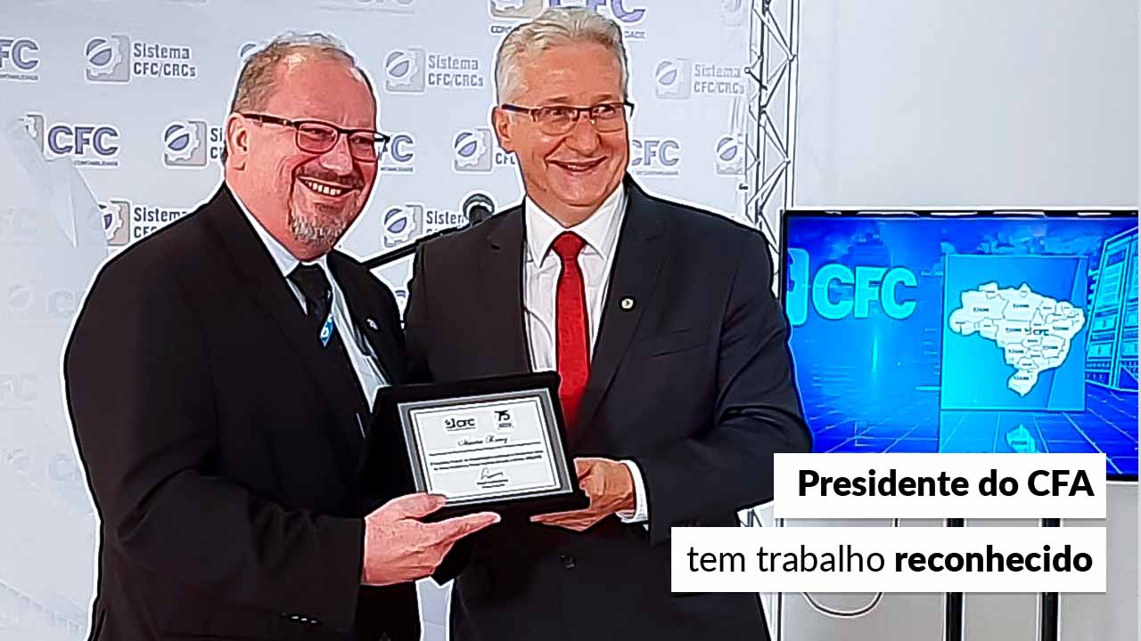 Você está visualizando atualmente Mauro Kreuz é homenageado em evento promovido pelo CFC