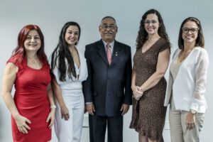 Presidente Flávio ao lado das Conselheiras: Ivonete, Gabriela, Liandra e Priscilla.  