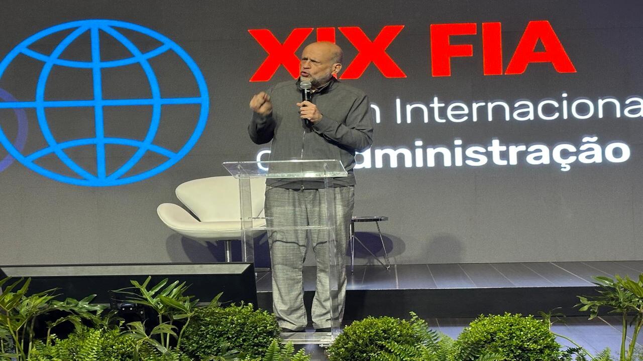 No momento, você está visualizando Clóvis de Barros encerra XIX FIA com reflexão sobre ética e valores